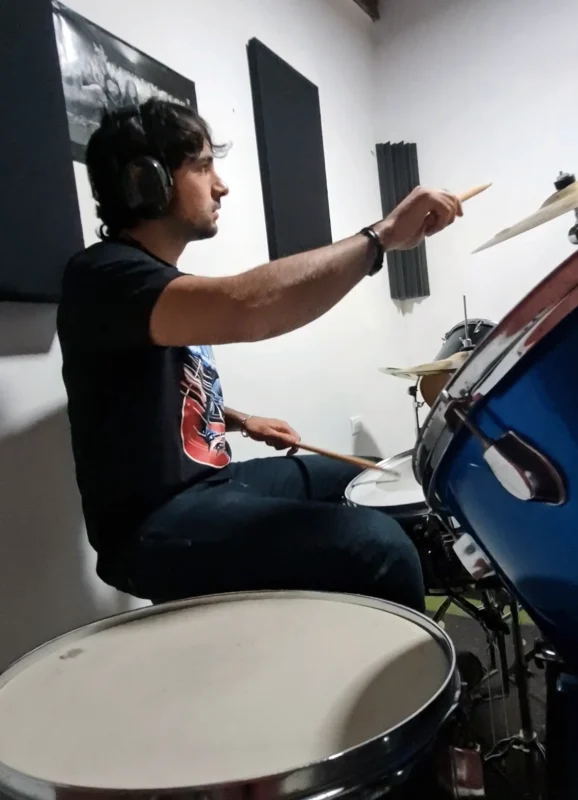 Mino Galgano tocando batería